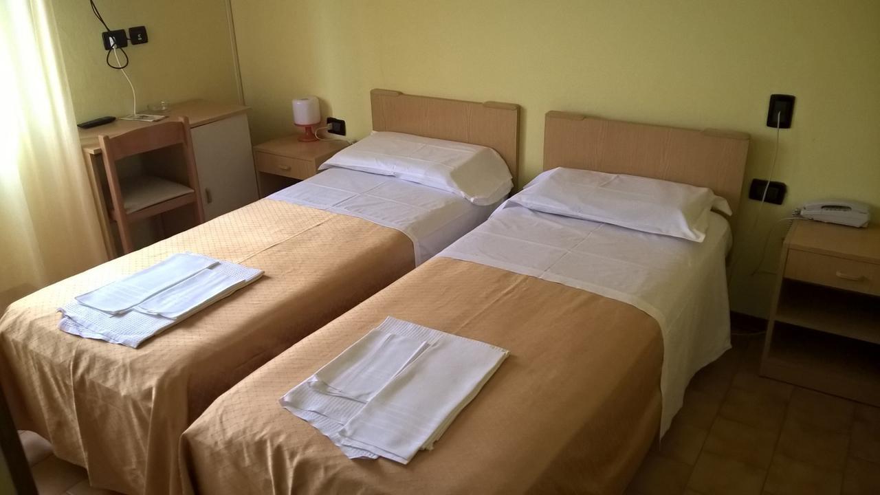 קסטל סן פייטרו טרמה Hotel Parigi חדר תמונה