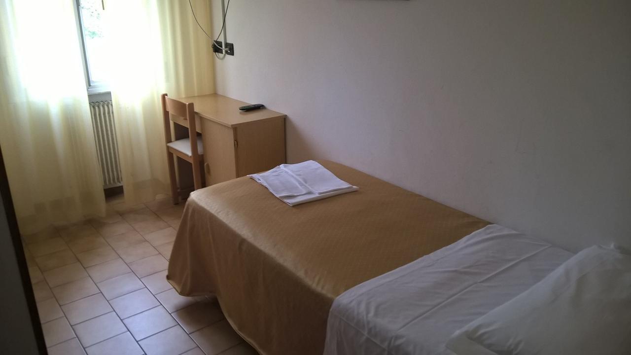 קסטל סן פייטרו טרמה Hotel Parigi חדר תמונה