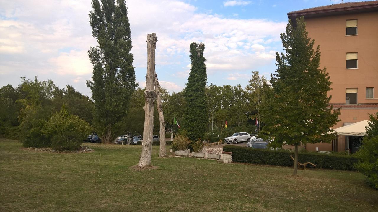 קסטל סן פייטרו טרמה Hotel Parigi מראה חיצוני תמונה