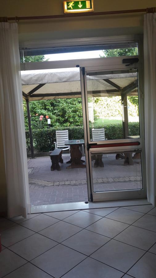 קסטל סן פייטרו טרמה Hotel Parigi מראה חיצוני תמונה