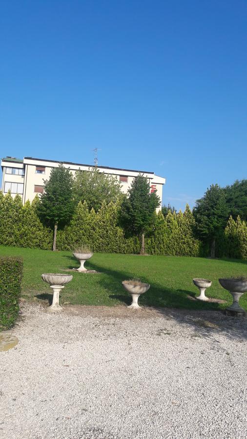 קסטל סן פייטרו טרמה Hotel Parigi מראה חיצוני תמונה
