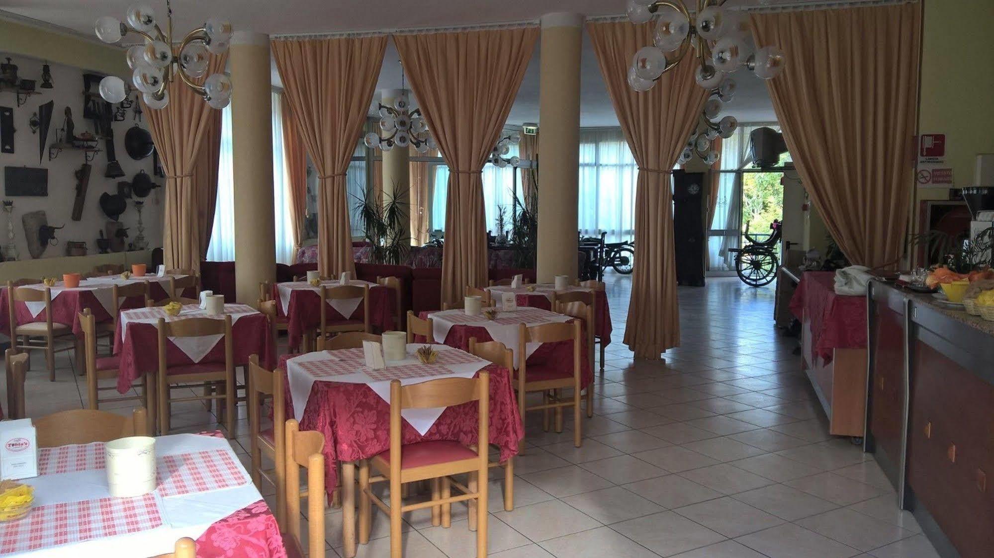 קסטל סן פייטרו טרמה Hotel Parigi מראה חיצוני תמונה