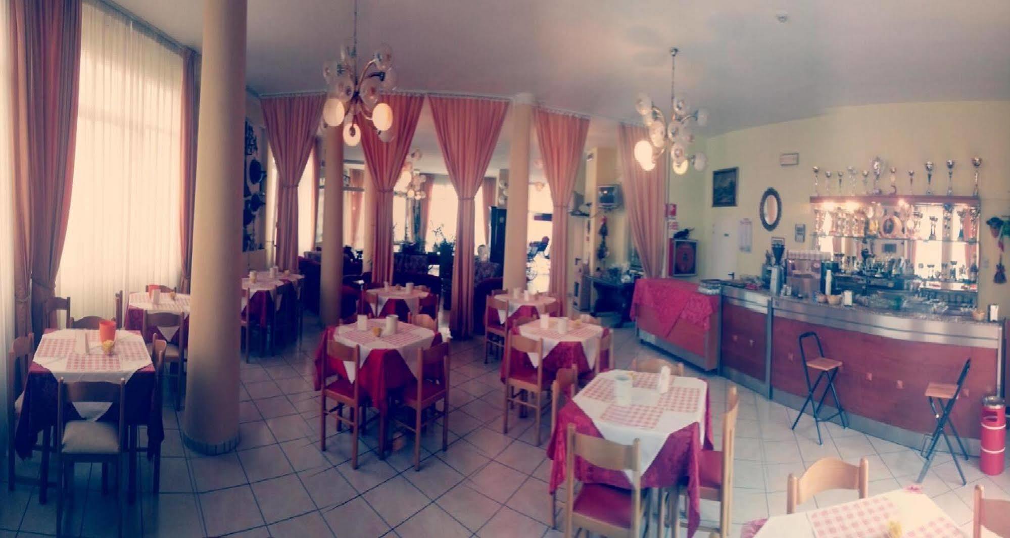 קסטל סן פייטרו טרמה Hotel Parigi מראה חיצוני תמונה