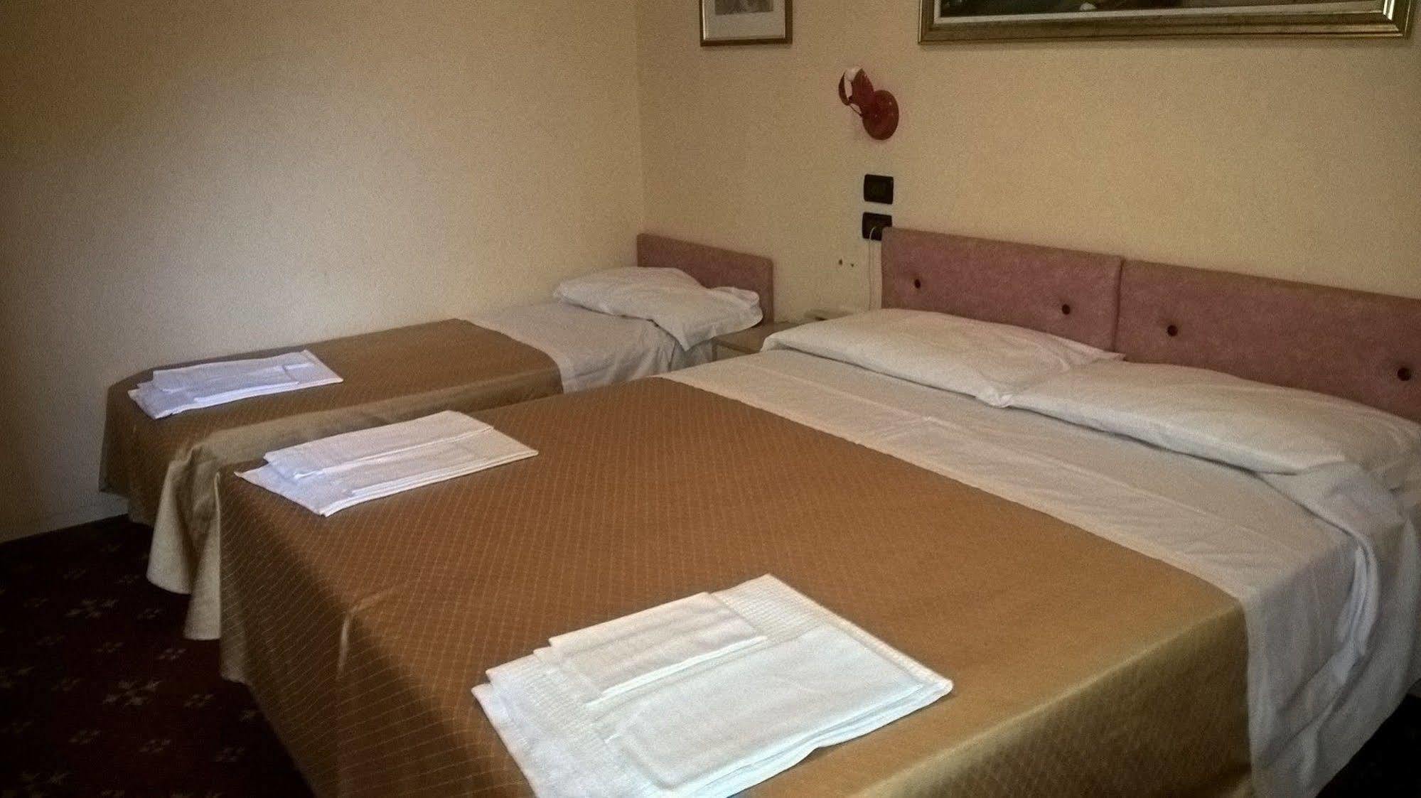 קסטל סן פייטרו טרמה Hotel Parigi מראה חיצוני תמונה