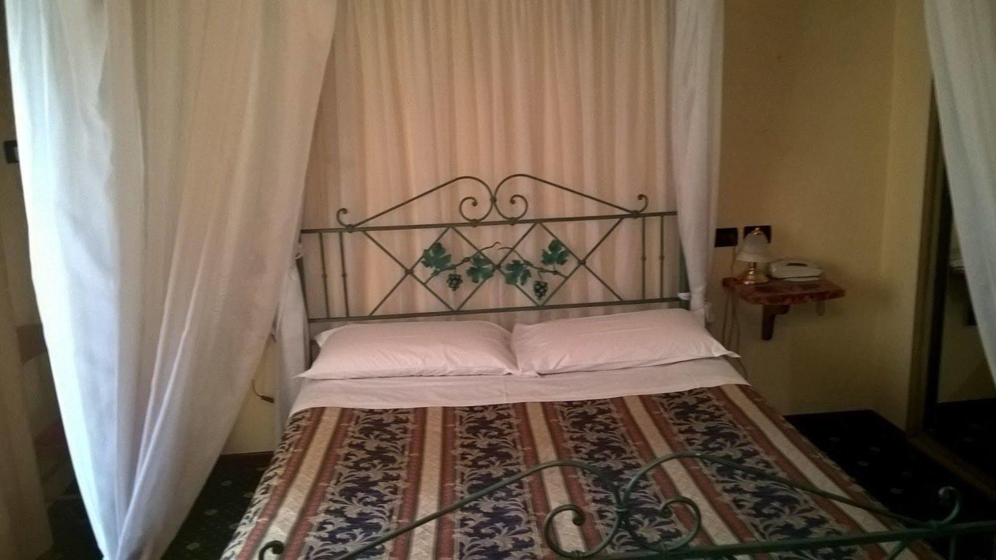 קסטל סן פייטרו טרמה Hotel Parigi מראה חיצוני תמונה
