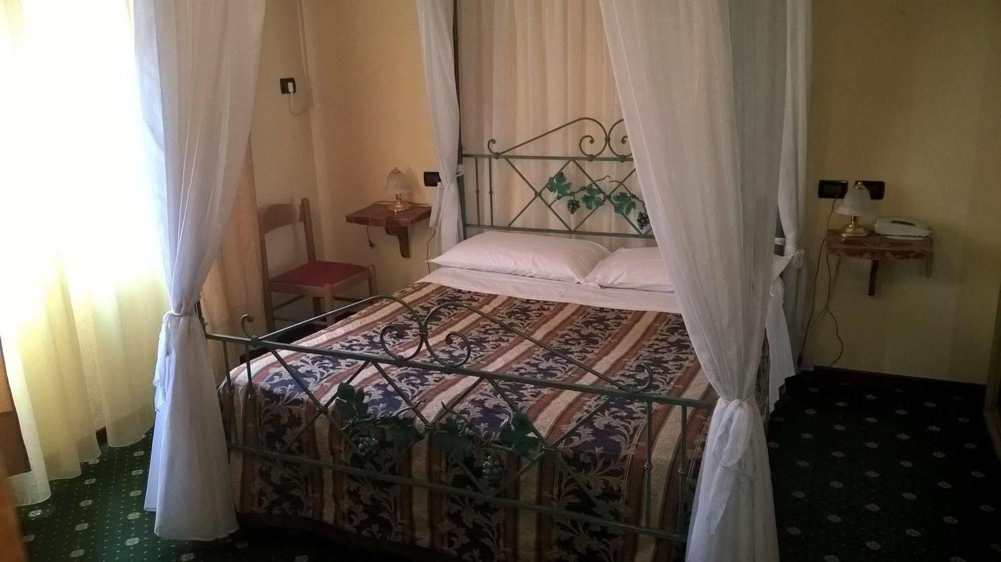 קסטל סן פייטרו טרמה Hotel Parigi מראה חיצוני תמונה